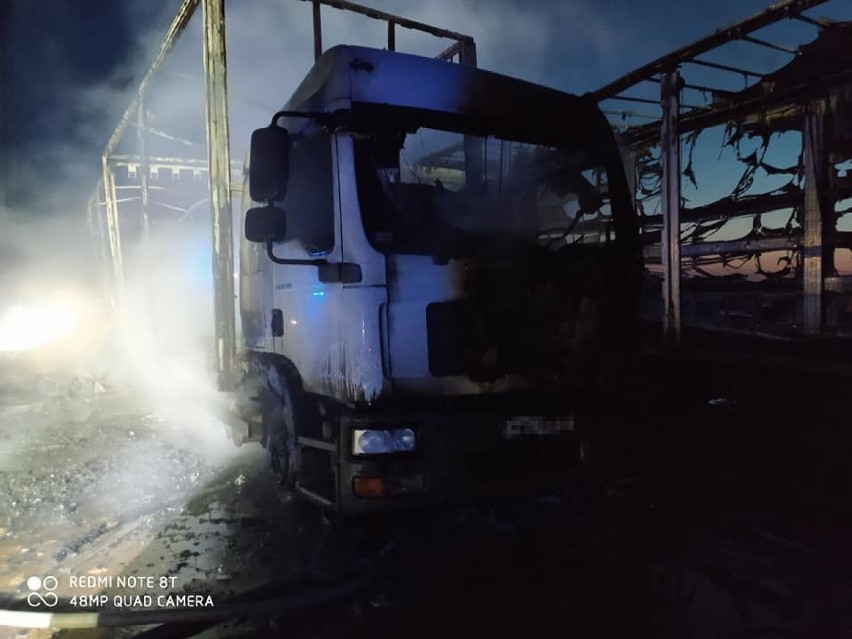 Pożar ciężarówek w gminie Bolesławiec. Z pojazdów niewiele zostało [FOTO]