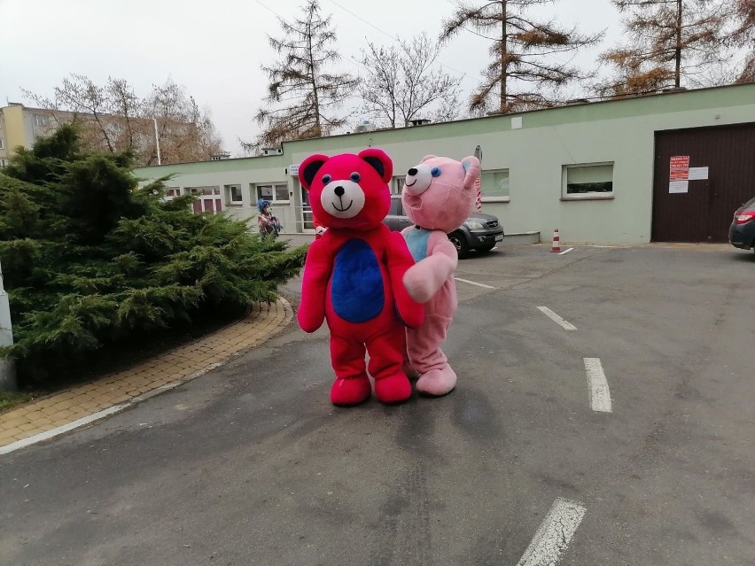 Piękne przedstawienie przed  oknami sandomierskiego szpitala. Przyjechał Mikołaj i aktorzy z Teatru Lalki i Aktora „Kubuś”. ZDJĘCIA, VIDEO