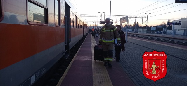Pomoc strażaków w przesiadce uchodźców  Ukrainy z uszkodzonego pociągu w Brzesku, 12.03.2022