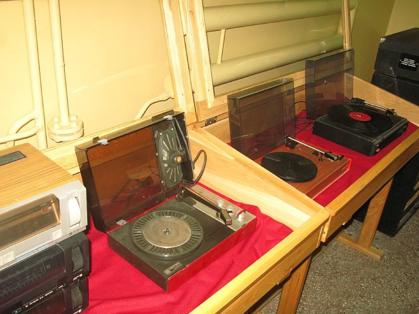 Wystawa starego sprzętu do słuchania muzyki w Publicznym...