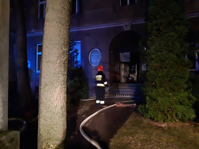 Pożar zauważono w jednym z budynków szpitala ok. godz. 5.30. Na miejsce wezwane zostały duże siły strażaków