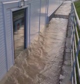 Hektolitry wody zalały market w Jeleniej Górze. Wody nie ma w kilku dzielnicach