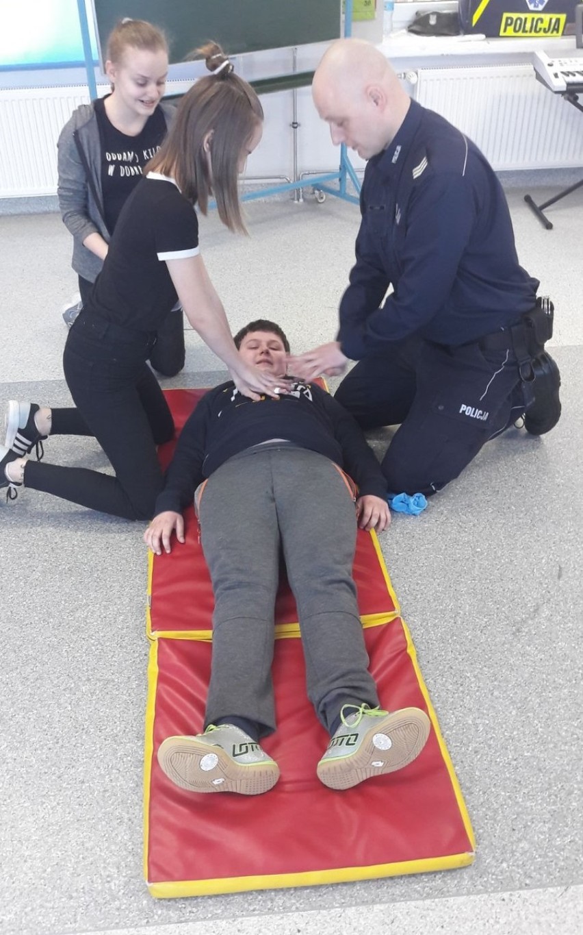 Policjanci z Radomska uczyli udzielania pierwszej pomocy