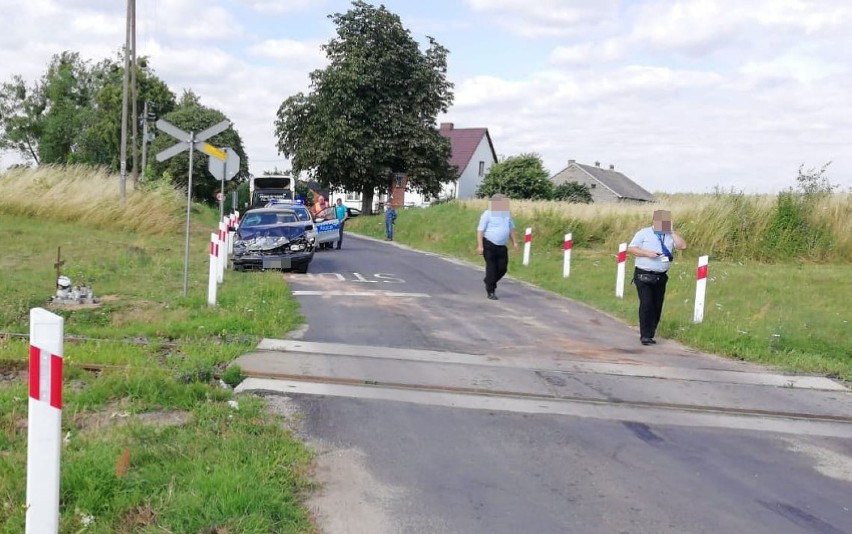 Zderzenie z szynobusem. Kierowca bmw nie zatrzymał się przed znakiem stop