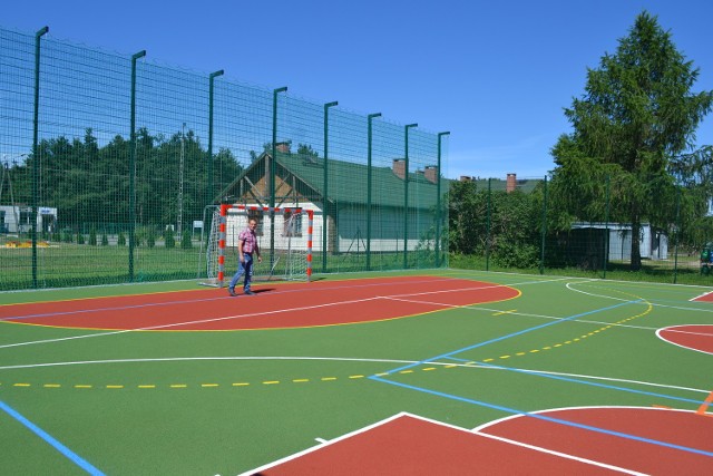 Obiekt o nawierzchni poliuretanowej może być wykorzystywany do gry w piłkę ręczną, siatkówkę, tenisa ziemnego i koszykówkę.
