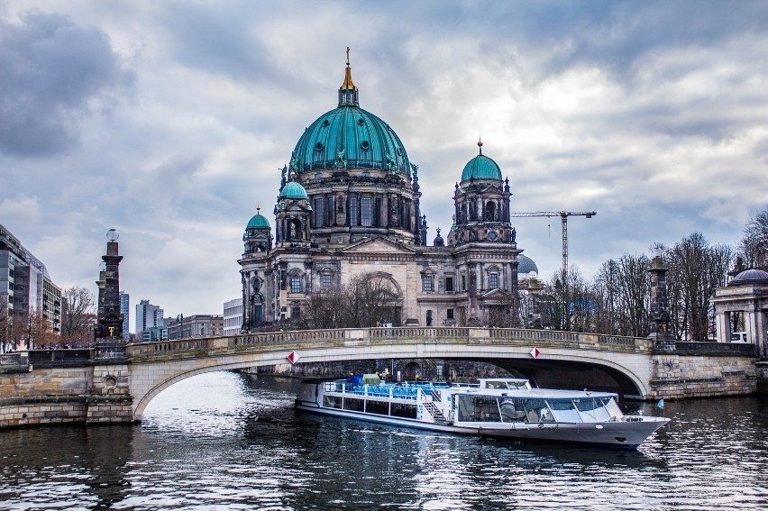 Berlin. Odległość od Katowic: 517 km. Pociąg pokonuje tę...