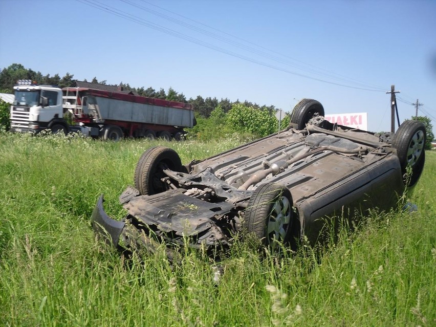 Na skrzyżowaniu z Aleją Platanową na Psarskiem kierowca toyoty wypadł z drogi i dachował.