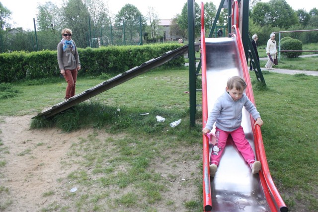 Monika Raszka i jej córka Emilia często odwiedzają plac zabaw przy ulicy Mickiewicza w Porębie.