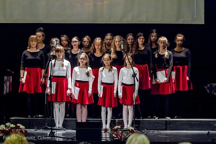 Uroczyste nadanie sztandaru Miejskiej Szkole Podstawowej w Szczawnie-Zdroju [ZDJĘCIA]