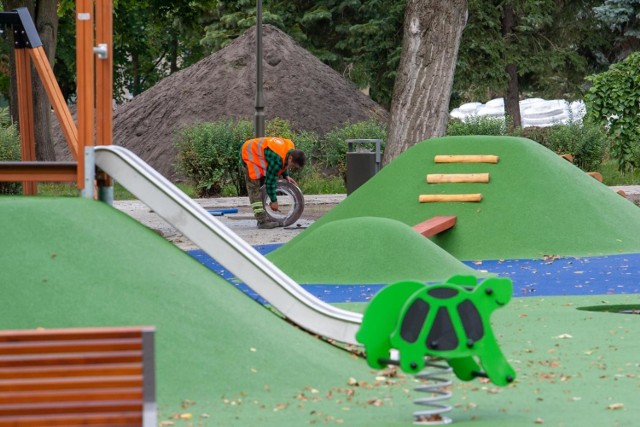 W parku Witosa powstaje właśnie nowy plac zabaw dla dzieci. Zobacz zdjęcia >>>