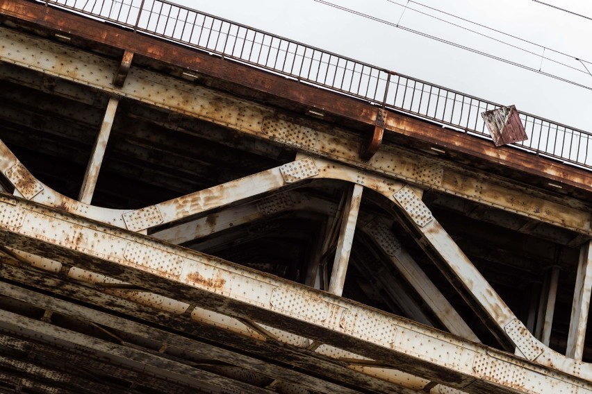 Most Poniatowskiego wymaga pilnej modernizacji. Niepokojące głosy w sprawie bezpieczeństwa na "Poniatoszczaku"