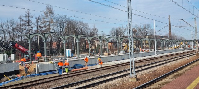 Stawiane są pierwsze kolumny, nawiązujące do wyglądu istniejącego już peronu.