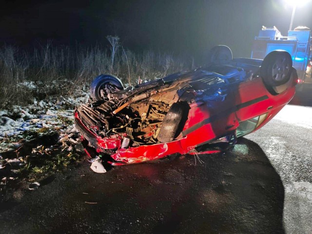 23-letni kierowca forda dachował autem na trasie Zebrdowo - Czarne Dolne