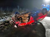 Gmina Gardeja. Wypadek na trasie Zebrdowo – Czarne Dolne. 23-letni kierowca forda uderzył w drzewo, po czym dachował autem na jezdni