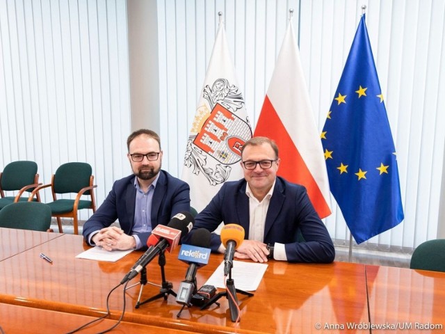 - Podnosimy stawkę godzinową za odpracowanie długów czynszowych - poinformowali prezydent Radosław Witkowski (z prawej) i Mateusz Tyczyński, wiceprezydent Radomia.