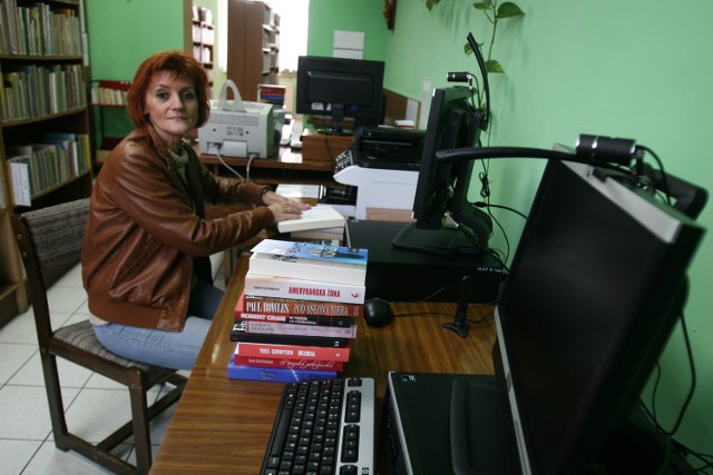 Jolanta Pilarek-Szreter z biblioteki w Radzionkowie przy nowym sprzęcie od Billa Gatesa