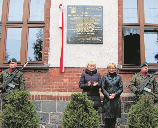 Pamiątkową tablicę na murze Szkoły Podstawowej w Mroczy  odsłonięto w  marcu 2014 r.  Teraz  powstała też książka