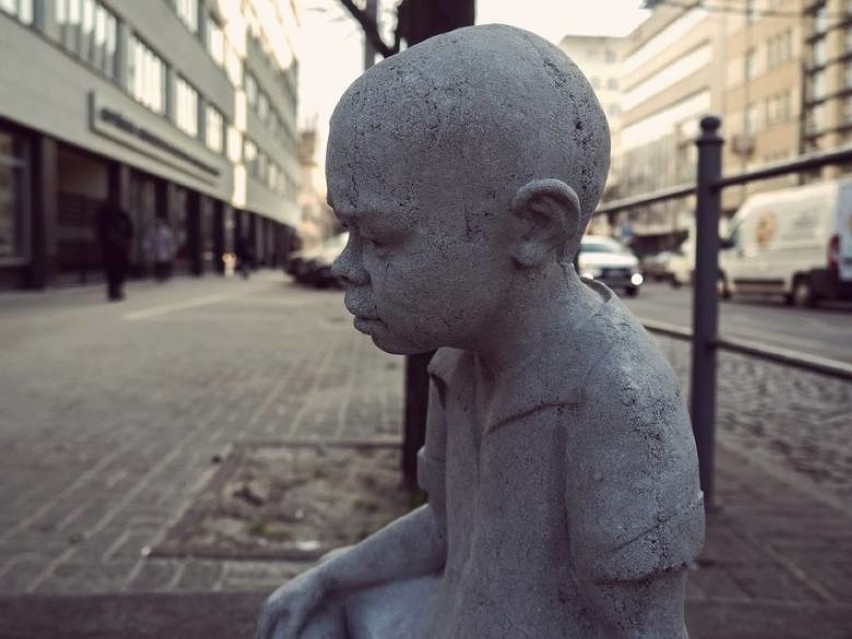 Betonowy chłopiec - rzeźba gdyńskiego Banksy'ego