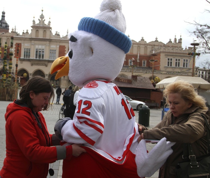 Kraków: maskotka Mistrzostw Świata w Hokeju na Lodzie przeszła ulicami miasta [ZDJĘCIA]