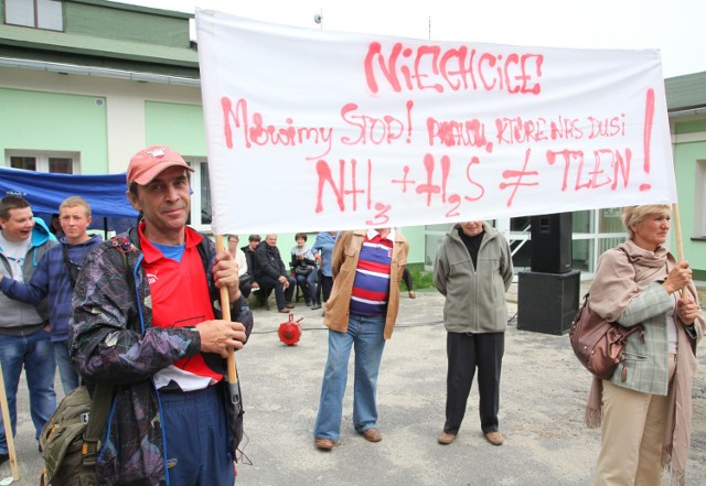 Mieszkańcy Niechcic protestowali w maju przed starostwem w Piotrkowie