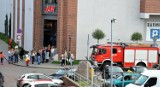 Strażacy sprawdzali wezwanie z monitoringu. Akcja przed Galerią Dekada w Malborku [ZDJĘCIA]