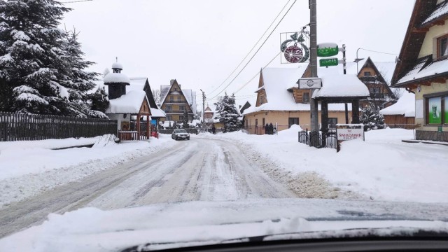 Na wielu ulicach w Zakopanem zalega śnieg. Kierowcy muszą bardzo uważać