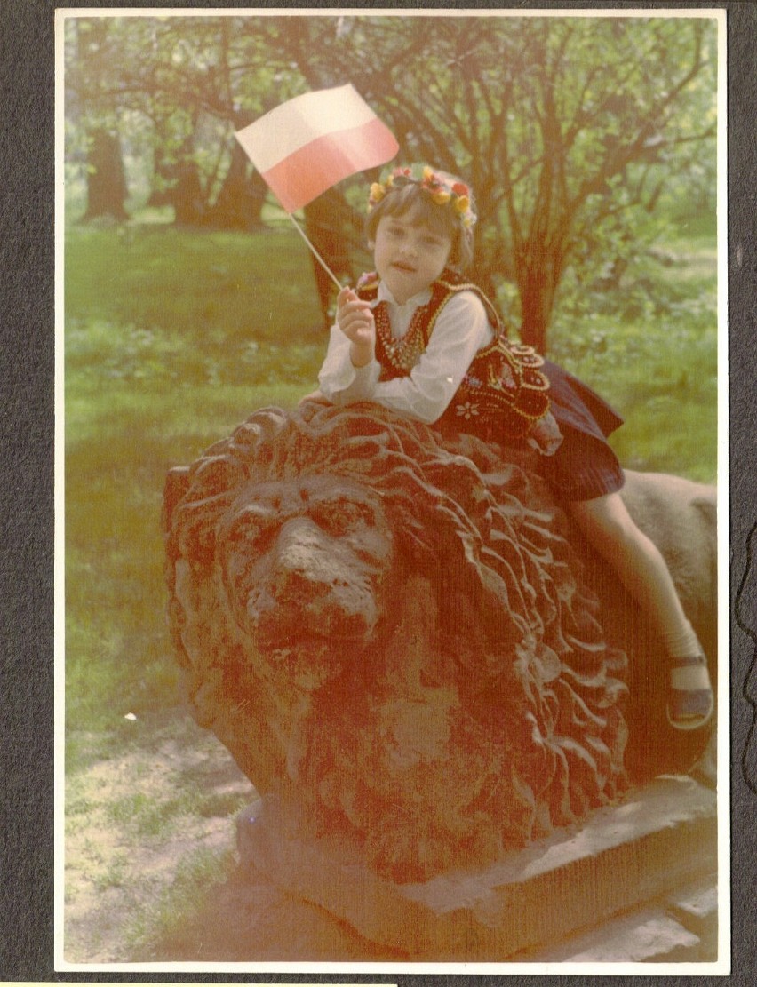 7-letnia Hania Chwaszcza na pochodzie pierwszomajowym w 1986...