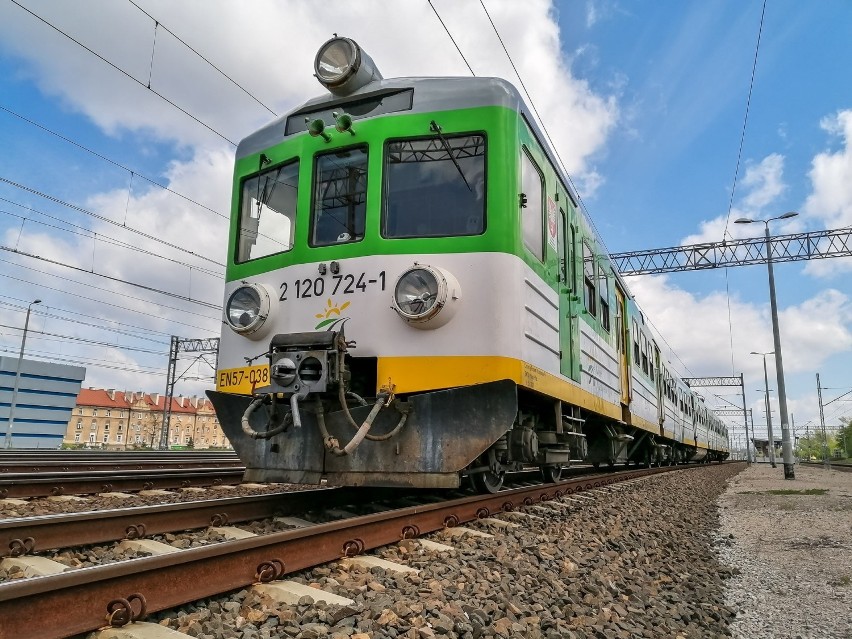 Elektryczny zespół trakcyjny EN57 nr 038 - najstarszy tej serii w Polsce - kursuje między Tłuszczem i Ostrołęką. Zdjęcia