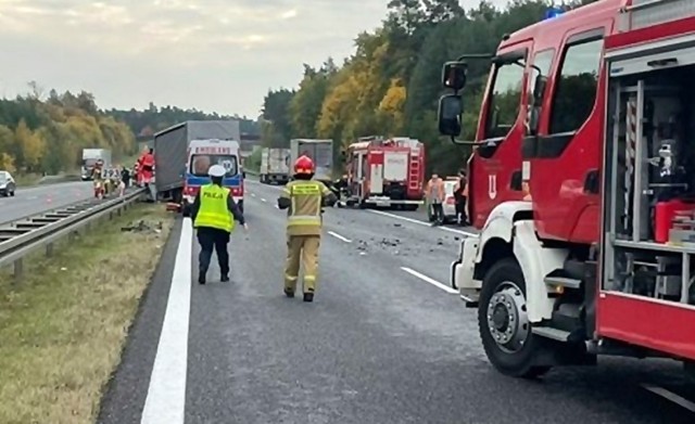 A4 Gliwice - samochód dostawczy najechał na tył, jadącego przed nim samochodu ciężarowego, potem uderzył w bariery. Na miejscu ląduje śmigłowiec LPR.