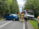 Podhale. Wypadek na drodze do Morskiego Oka. Bus zderzył się z osobówką. Droga jest już przejezdna