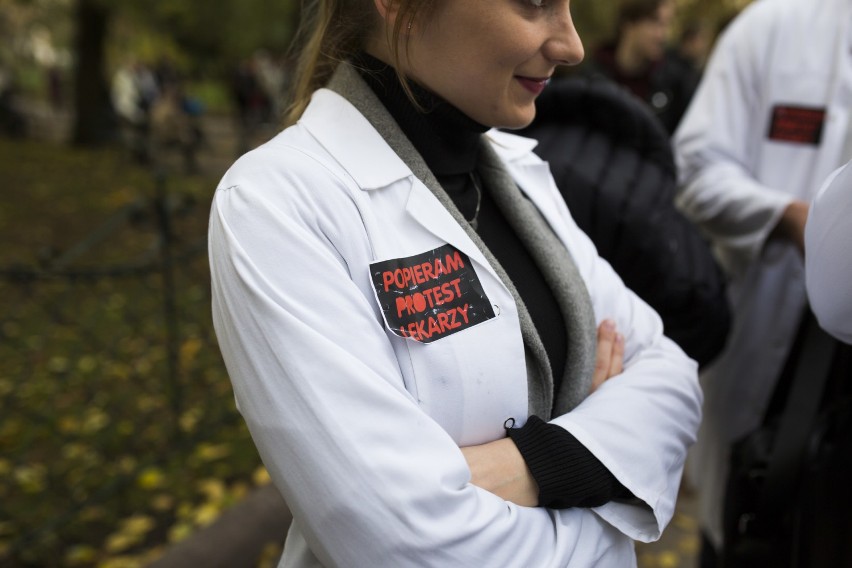 W Krakowie trwa marsz poparcia dla medyków [ZDJĘCIA]