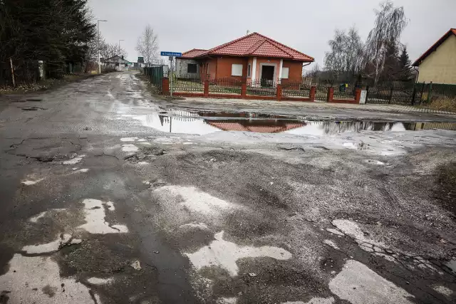 Tak wygląda ulica Iwana Kryłowa na leszczyńskim Zaborowie. Mieszkańcy przyznają, że trudno się tu przedostać nie ryzykując uszkodzenia samochodów.
