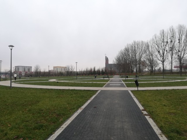 Park Jana Pawła II był już przebudowywany w 2016 roku. Wtedy powstały słynne betonowe kręgi