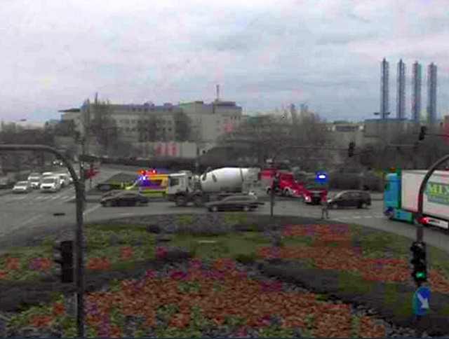 Na rondzie Skrzetuskim w Bydgoszczy auto uderzyło w latarnię. Do zdarzenia doszło 20 kwietnia, krótko przed godziną 15.00