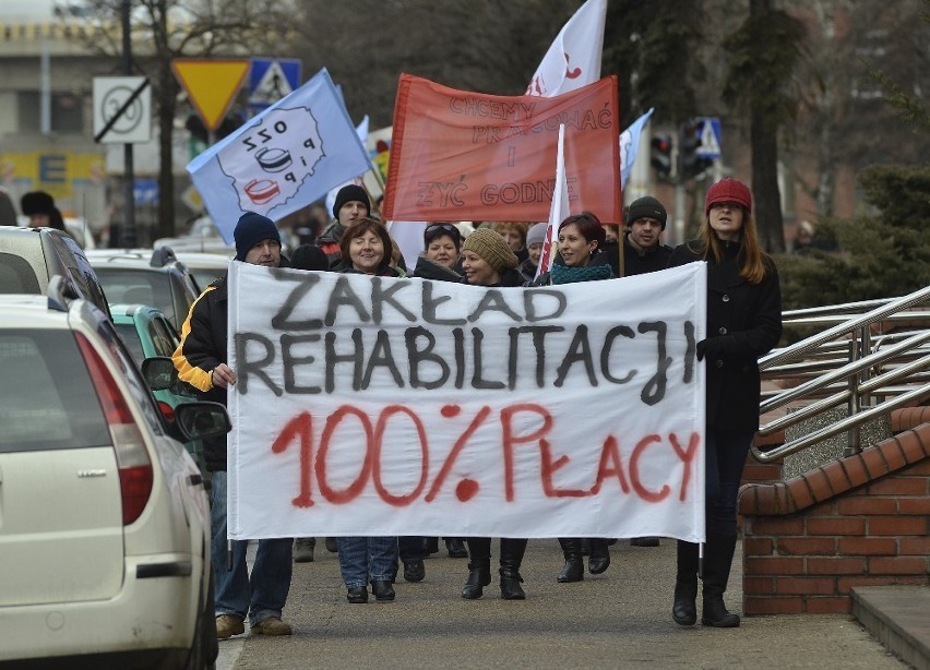 Manifestacja pracowników szpitala w Kościerzynie przed Urzędem Marszałkowskim w Gdańsku [ZDJĘCIA]