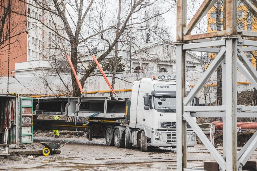 Tak rośnie most pieszo-rowerowy przez Wisłę