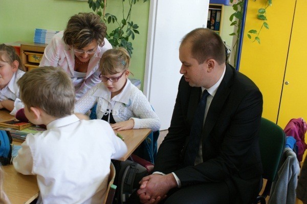 Podsekretarz stanu w ministerstwie edukacji Maciej Jakubowski razem z pierwszoklasistami.