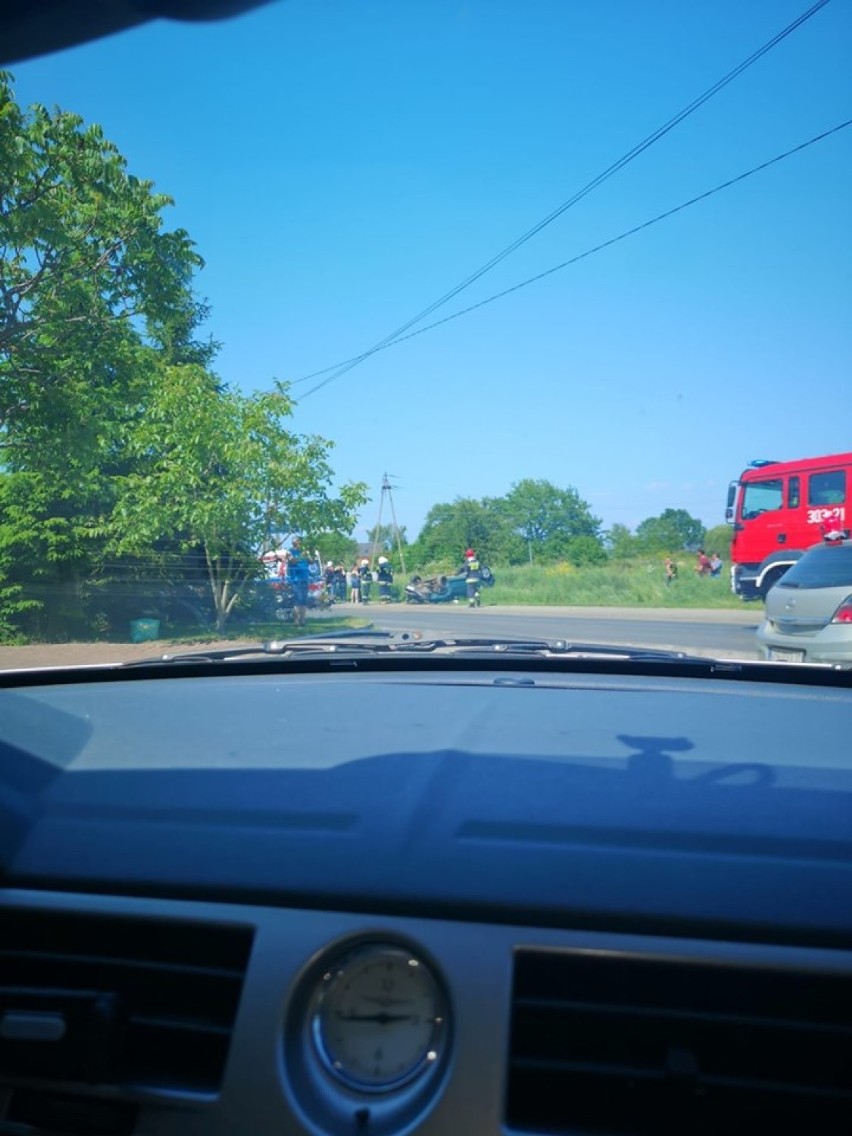 Wołczkowo. Samochód dachował na łuku drogi. Kierowca nie ucierpiał  