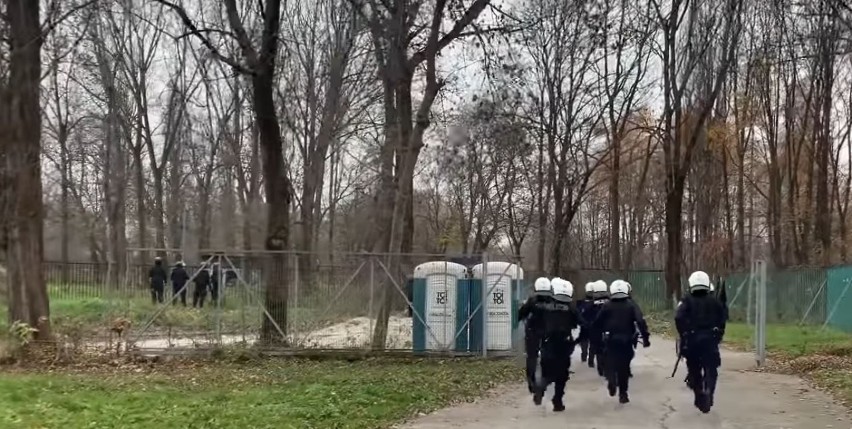 Hutnik - Ruch Chorzów. Kibice na meczu w Nowej Hucie. Goście przyjechali, ale nie weszli na stadion. Policja zmuszona do interwencji ZDJĘCIA