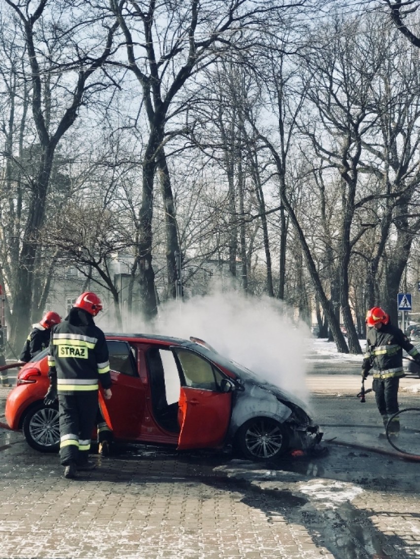 Pożar w Mikołowie: na parkingu płonął samochód