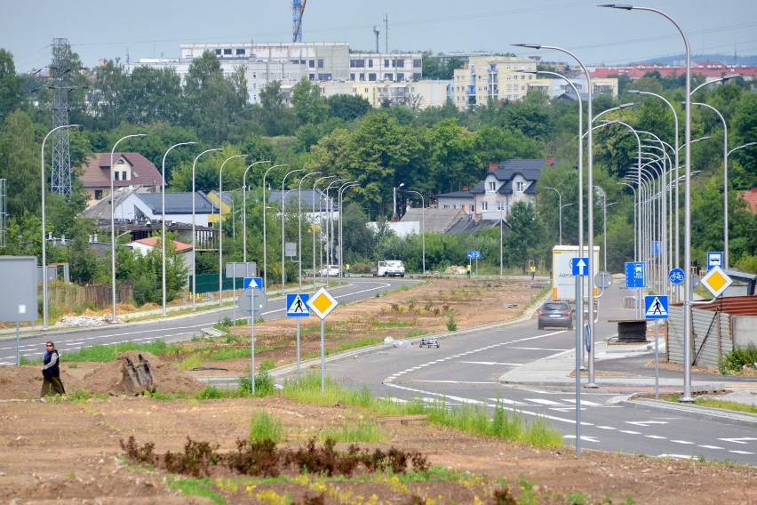 Budowa ulicy Pileckiego w Kielcach, nowej trasy wojewódzkiej na finiszu. Czy zdążą do piątku? (WIDEO, ZDJĘCIA)   