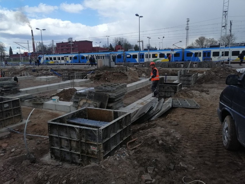 Wkrótce będą murować. Co się dzieje na placu budowy dworca w Goleniowie?