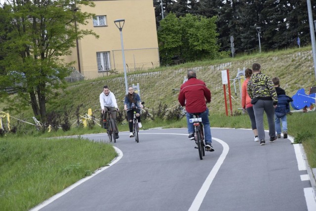 Skierniewiczanie lubią odwiedzać skierniewicki zalew, zwłaszcza w niedzielne, ładne dni. Nic dziwnego – można pospacerować, ukoić oczy zielenię i zażyć ruchu na świeżym powietrzu. Tak było również w niedzielę, 24 maja. A pogoda dopisywała.