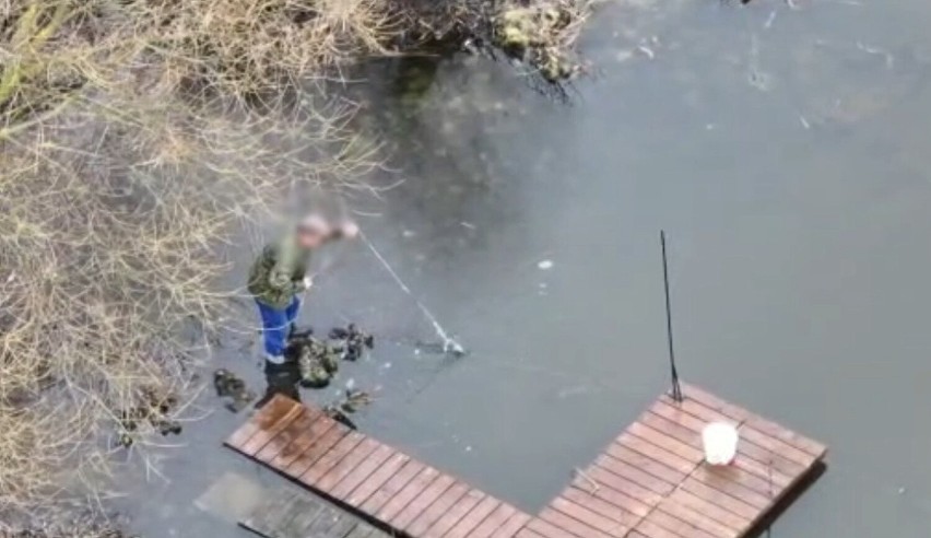 Dron straży rybackiej nagrał mężczyznę wyciągającego sieci z...