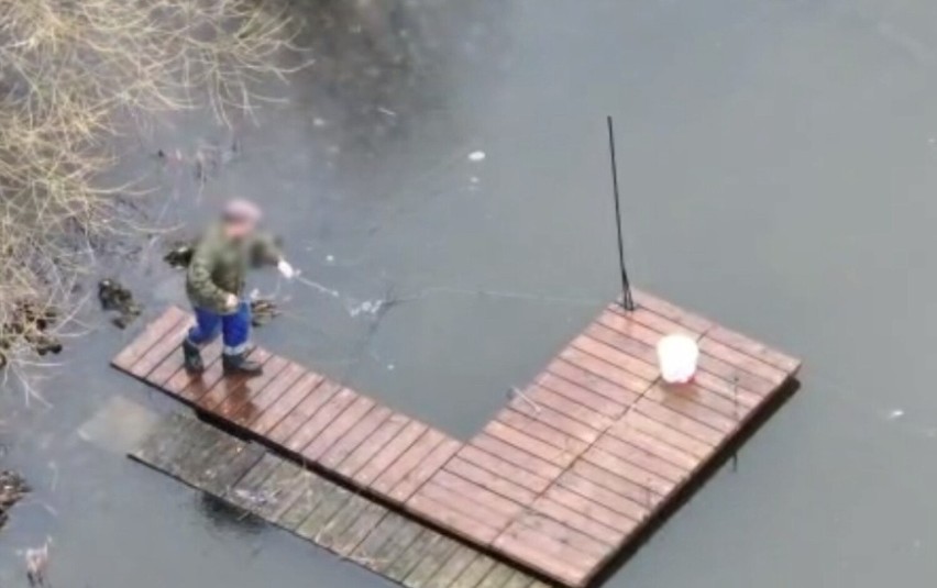 Dron straży rybackiej nagrał mężczyznę wyciągającego sieci z...