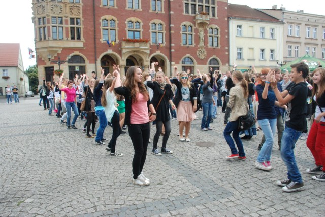 Tak bawili się uczniowie na tarnogórskim rynku w 2011 roku