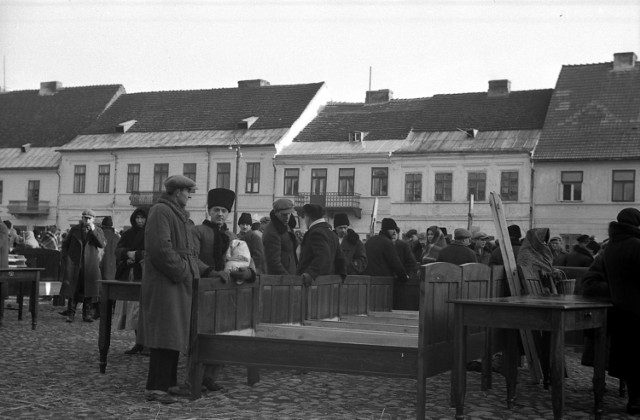 Targ na Rynku w Sieradzu podczas okupacji w obiektywie niemieckiego żołnierza