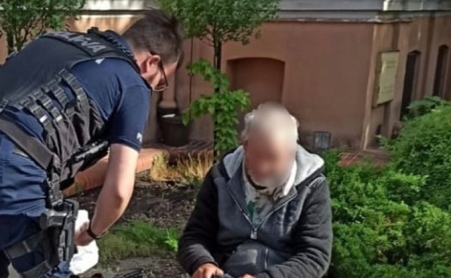 Policjanci pomagają osobie bezdomnej. Tym razem 60-latkowi z Wełnicy
