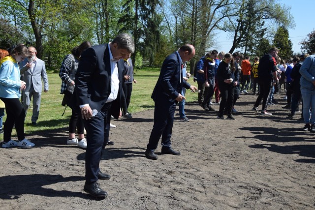 W środę, 10 maja, niemal 400 osób jednocześnie siało kwietną łąkę. Na pierwszym planie marszałek województwa Grzegorz Schreiber.