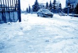 Ksawerów: ulica skuta lodem jak rzeka